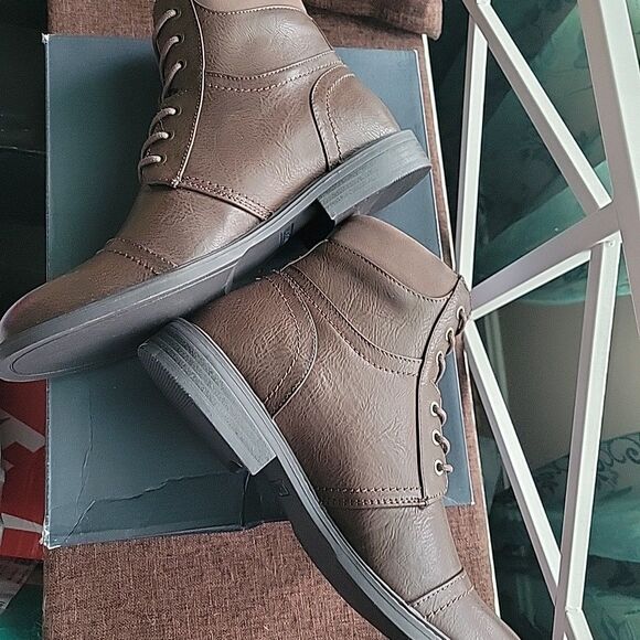 Tommy Hilfiger Shia Men's Brown Ankle Boots Cap Toe Size 9.5 Medium - NEW IN BOX - Picture 3 of 9